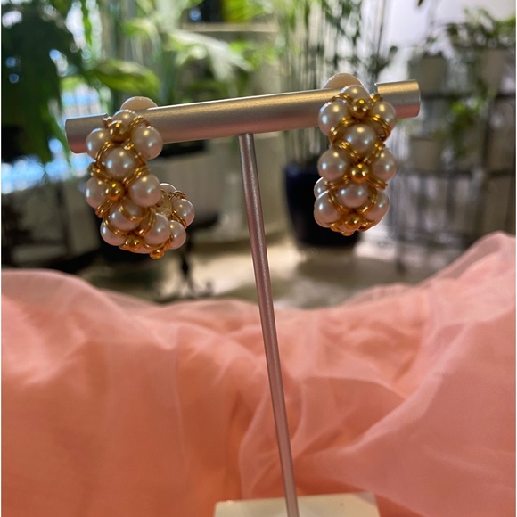 VINTAGE AVON PEARL EARRINGS - Picture 3 of 7